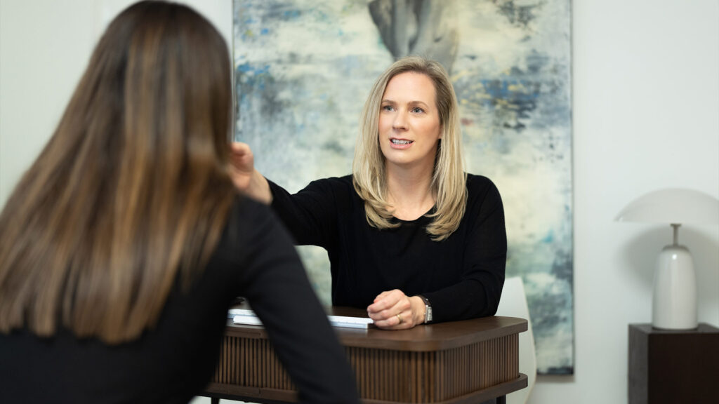 Dr. Garving beim Beratungsgespräch mit einer Patientin vor dem Vampire Lifting