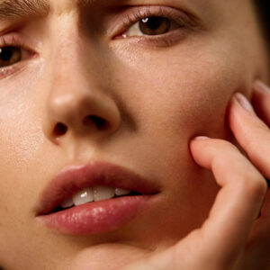 Gesicht einer nachdenklichen jungen Frau in der Nahaufnahme