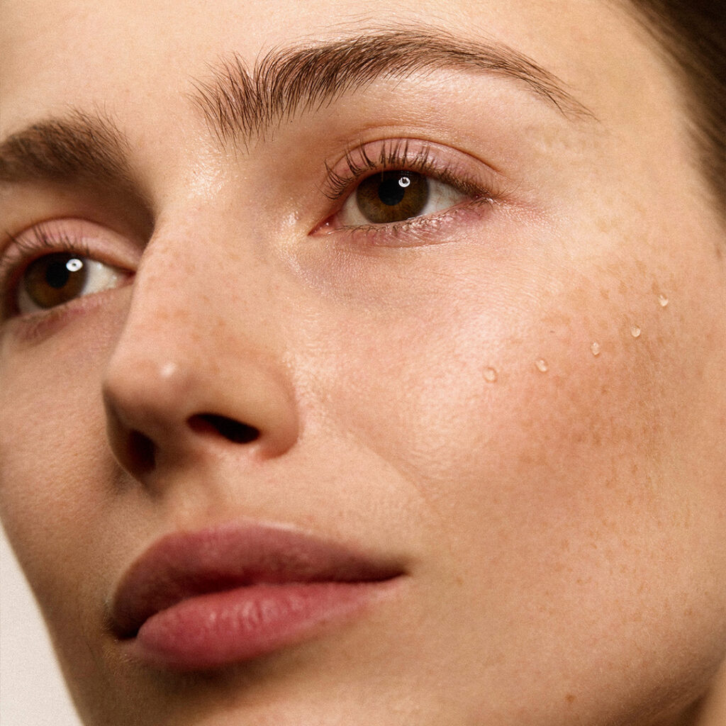 Natürliche Haut und glatte Augenpartie bei junger Frau als Beispiel für Hautregeneration mit Polynukleotiden